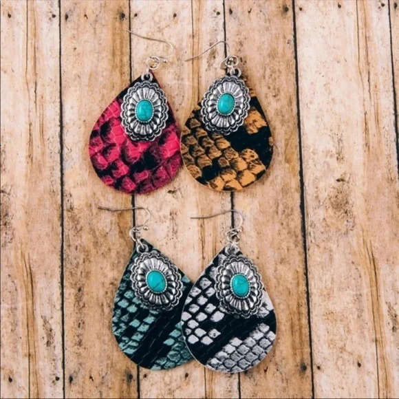 Boutique NWT boho Western snakeskin Earrings concho cowgirl - Picture 1 of 2